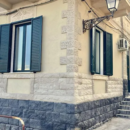 Aci Trezza Fronte Mare אצ'י קסטלו